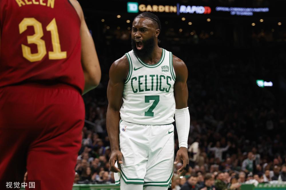 电讯报：滕哈赫相信自己不会被解雇，目前已离开俱乐部去度假.